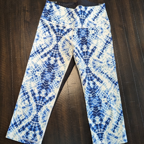 Victoria Secret Sport capris size small - Picture 5 of 7